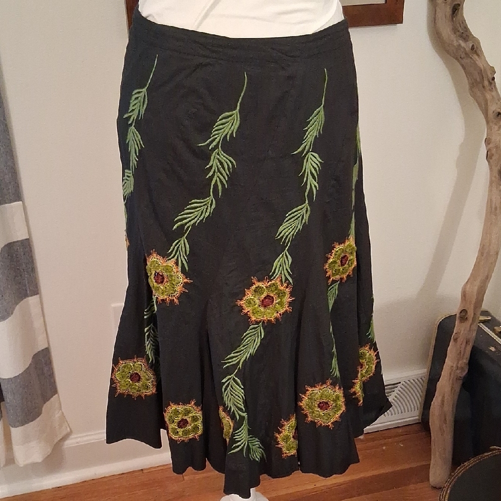 Chic Black A-Line Skirt with Floral Embroidery - Picture 1 of 5